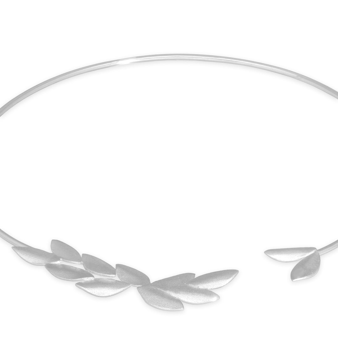 Choker with olive leaves