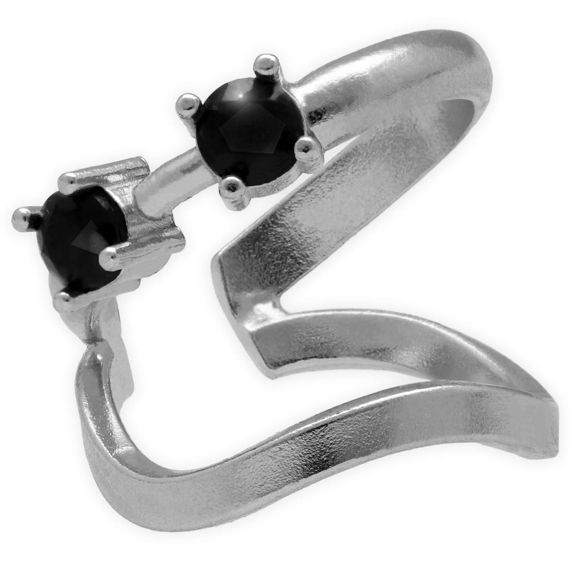 Σκουλαρίκι cuff με μαύρα ζιργκόν, χειροποίητο από ασήμι 925, με δύο μαύρα ζιργκόν για κομψό look.