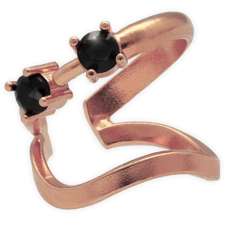 Σκουλαρίκι cuff με μαύρα ζιργκόν σε ροζ χρυσό σχέδιο με δύο μαύρες πέτρες ζιργκόν.