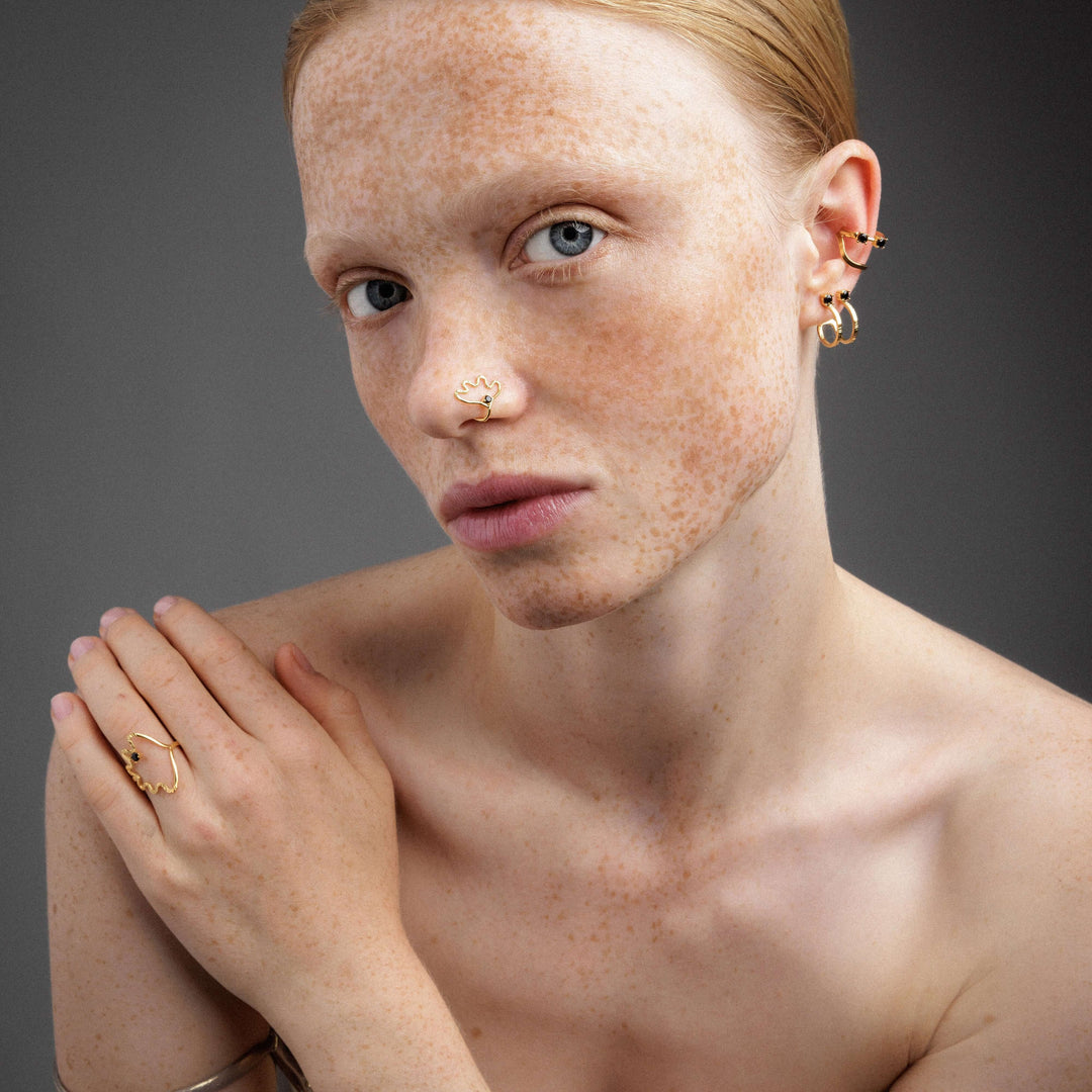 Σκουλαρίκι cuff με μαύρα ζιργκόν σε minimal στυλ που αναδεικνύει την κομψότητα