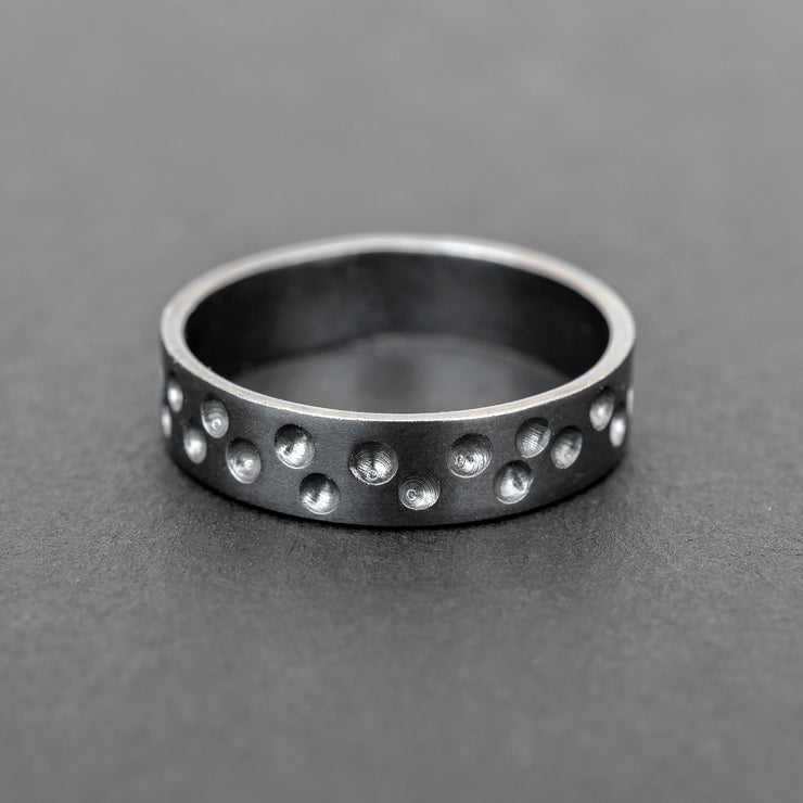 Ανδρικό δαχτυλίδι βέρα με εσοχές από ασήμι 925 - κοσμήματα emmanuela